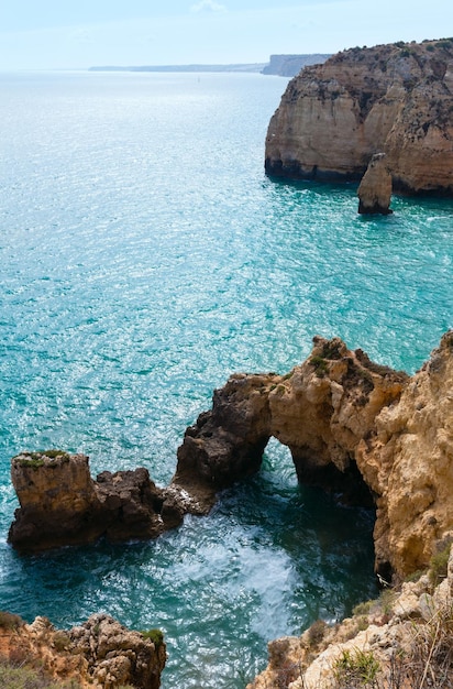 Vista della costa rocciosa estiva dell'Oceano Atlantico (Ponta da Piedade, Lagos, Algarve, Portogallo).