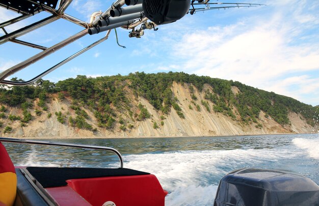 Vista della costa scoscesa dal lato della barca