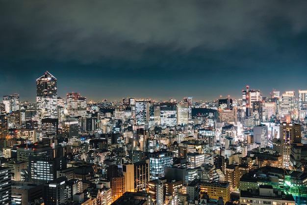 Vista della costruzione del grattacielo con la luce d&#39;ardore nella città della metropoli