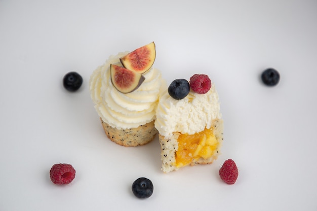 Vista della deliziosa pasticceria con frutti di bosco