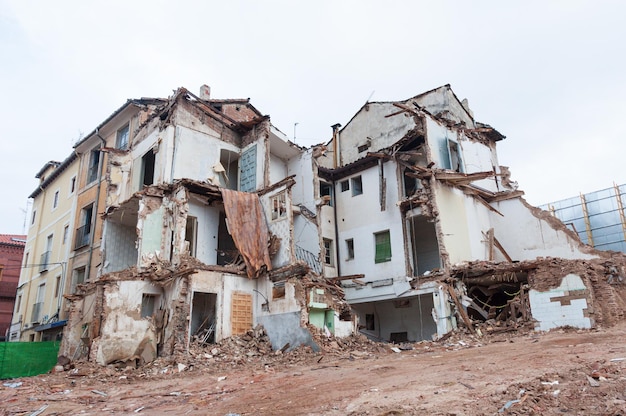 Vista della demolizione di un edificio residenziale durante la costruzione