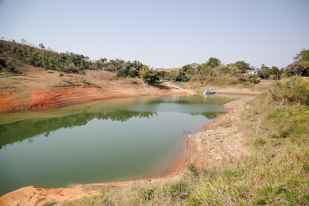 Vista della diga in caso di crisi idrica a basso livello d'acqua