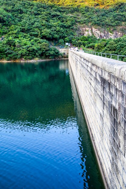 Vista della diga lungo il fiume