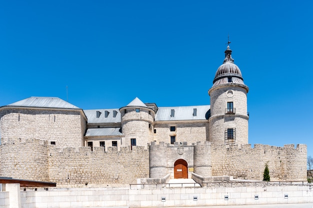 Vista della facciata principale dell'archivio generale di Simancas in Spagna