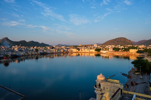 Vista della famosa città sacra indiana Pushkar con Pushkar ghats. Rajasthan, India