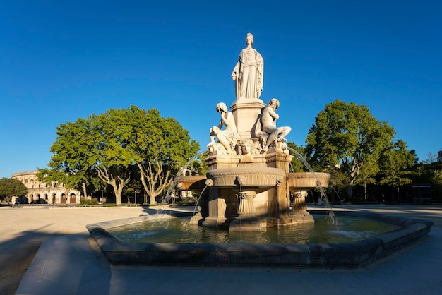 Vista della famosa fontana di Nimes