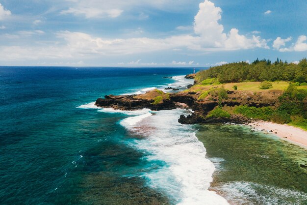 Vista della famosa spiaggia dorata tra nere rocce vulcaniche sulle rive del fiume GrisGris