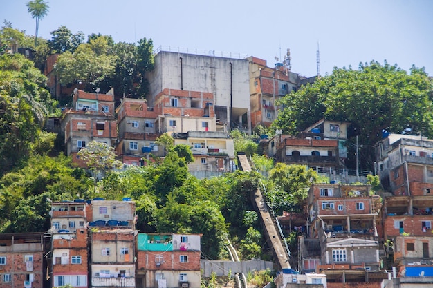 Vista della favela del pavone nel quartiere di Copacabana a Rio de Janeiro in Brasile