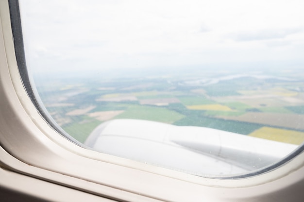 Vista della finestra dall'interno dell'aereo