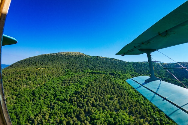 Vista della foresta e delle montagne dall&#39;aereo