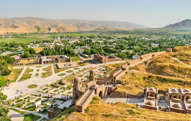 Vista della fortezza di Hisor in Tagikistan, in Asia centrale