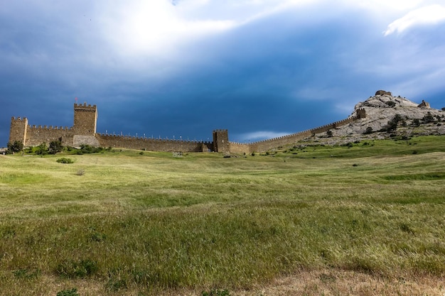 Vista della fortezza genovese con un cielo tempestoso sulla montagna della fortezza Sudak Crimea