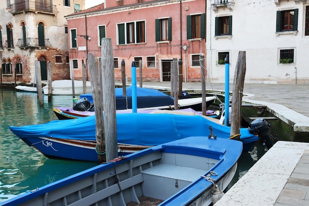 Vista della foto di concetto di acqua blu e barche di via Venezia Barca e motoscafo sull'acqua