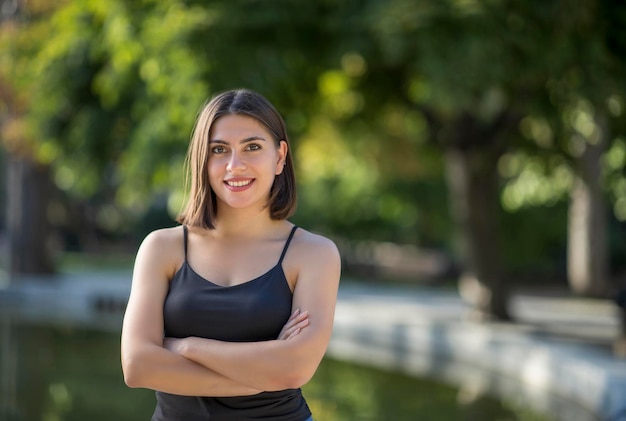 Vista della giovane bella donna turca in stato d'animo fiducioso