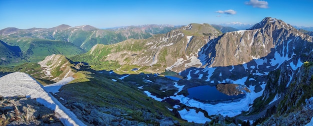 Vista della gola della montagna dalla neve e dalle rocce superiori