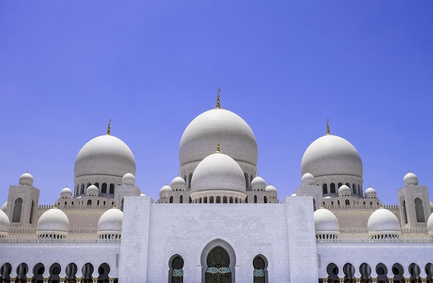 Vista della Grande Moschea dello Sceicco Zayed ad Abu Dhabi Emirati Arabi Uniti