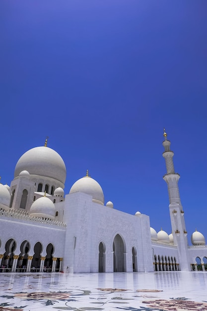 Vista della Grande Moschea dello Sceicco Zayed ad Abu Dhabi Emirati Arabi Uniti