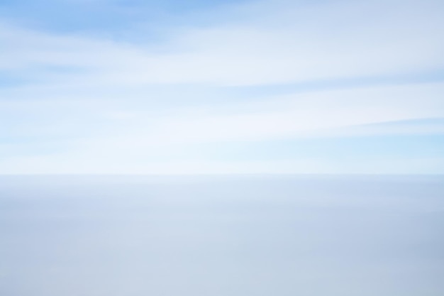 Vista della linea dell'orizzonte tra cielo blu e mare