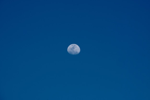 Vista della luna durante il giorno.