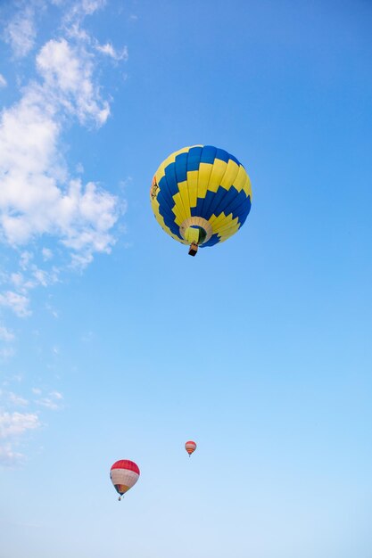 Vista della mongolfiera con cesto vola al tramonto