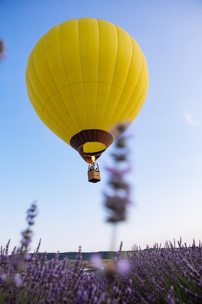 Vista della mongolfiera con cesto vola al tramonto