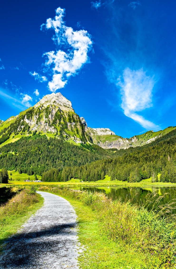 Foto vista della montagna brunnelistock al lago obersee nelle alpi svizzere