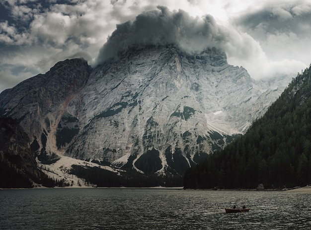 Vista della montagna dal lago nelle Dolomiti