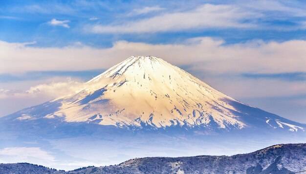 Vista della montagna di Fuji con il manto nevoso sulla cima illuminata dal sole alle ore d'oro del tramonto Giappone