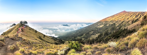 Vista della montagna di panorama sopra la nuvola ed il cielo blu