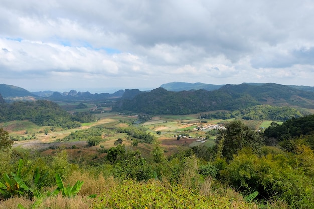 Vista della montagna e del parco naturale in thailandia