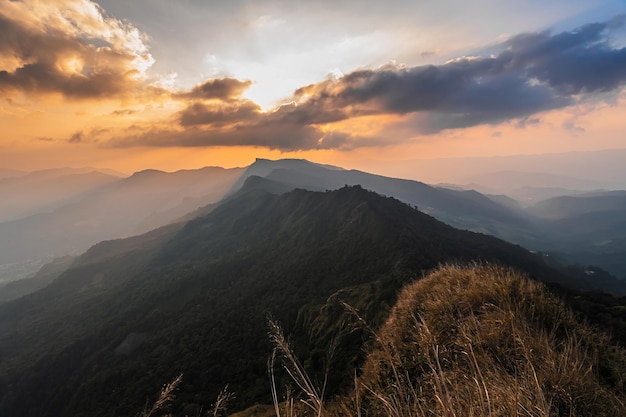 Vista della montagna Phu Chi Dao o Phu Chee Dao a Chiang Rai in Thailandia