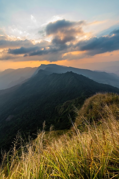 Vista della montagna Phu Chi Dao o Phu Chee Dao a Chiang Rai in Thailandia