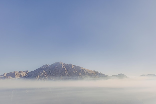 Vista della montagna sopra le nuvole sulla strada per l'albania