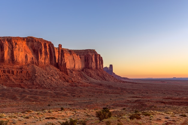 Vista della Monument Valley nel taime della bellissima alba al confine tra Arizona e Utah, USA