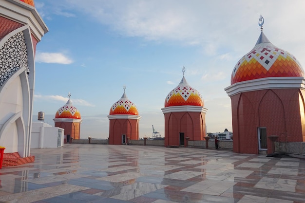 Vista della moschea a 99 cupole Makassar Indonesia