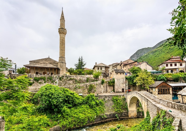 Vista della moschea di Nezir Agina e del ponte storto a Mostar, in Bosnia ed Erzegovina