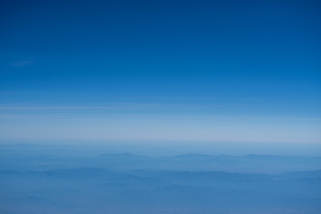 Vista della natura, cielo blu e montagna.