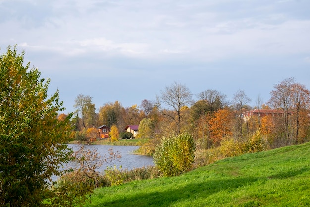 Vista della natura con lago ed edifici residenziali in campagna