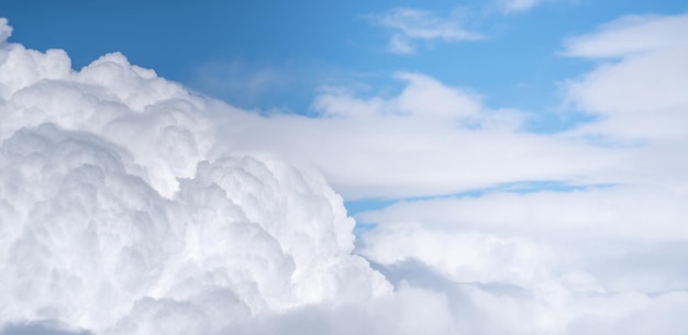 Vista della natura del cielo blu con nuvola bianca utilizzando come copertina, sfondo o sfondo