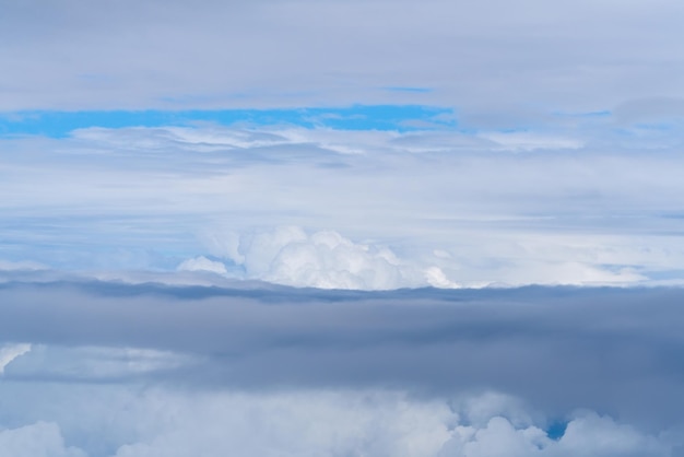 Vista della natura del cielo blu con nuvola bianca utilizzando come sfondo o sfondo