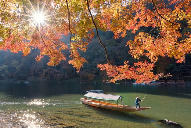 Vista della natura di arashiyama nella stagione autunnale lungo il fiume a Kyoto, in Giappone.