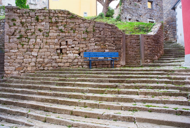 Vista della panchina blu