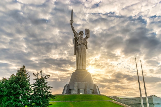 Vista della patria del monumento a Kiev, Ucraina durante il tramonto.