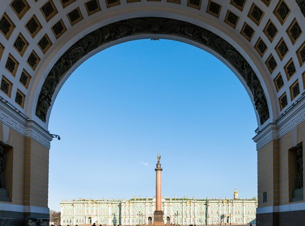 Vista della Piazza del Palazzo attraverso Arch al mattino
