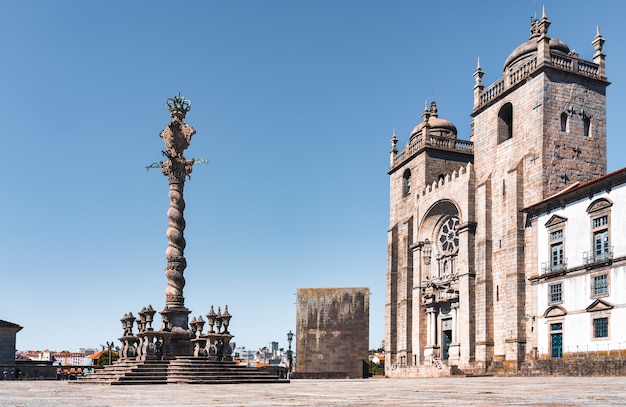 Vista della piazza e della facciata della cattedrale di Oporto in Portogallo