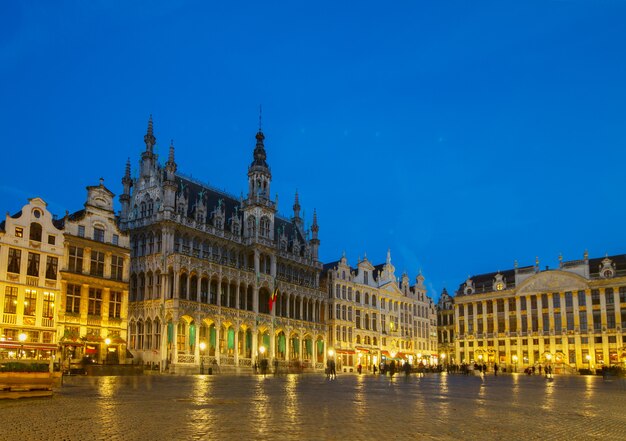 Vista della piazza illuminata della Grand Place, Brusseles, Belgio