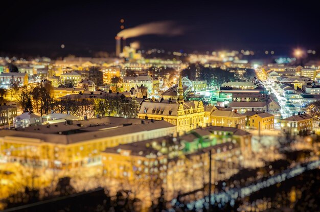 Vista della piccola città europea svedese Soderhamn di notte sullo sfondo industriale con illuminazione serale