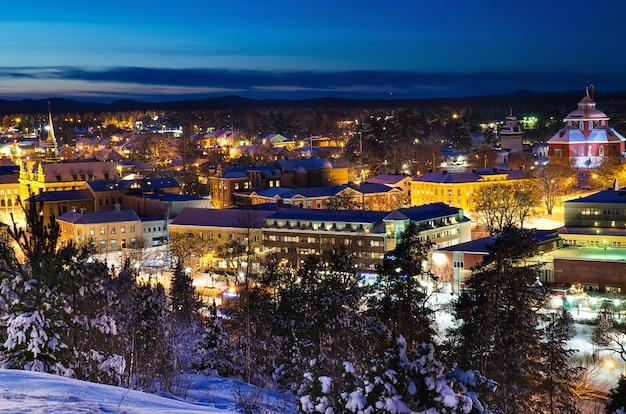 Vista della piccola città europea svedese Soderhamn di notte