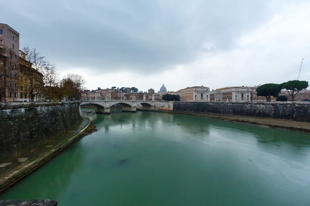 Vista della pioggia di sera della città di Roma con il fiume del Tevere, Italia.