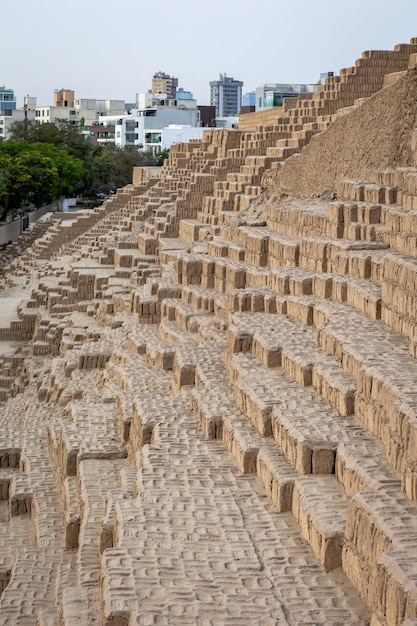 Vista della piramide di Huaca Puquiana Lima Perù